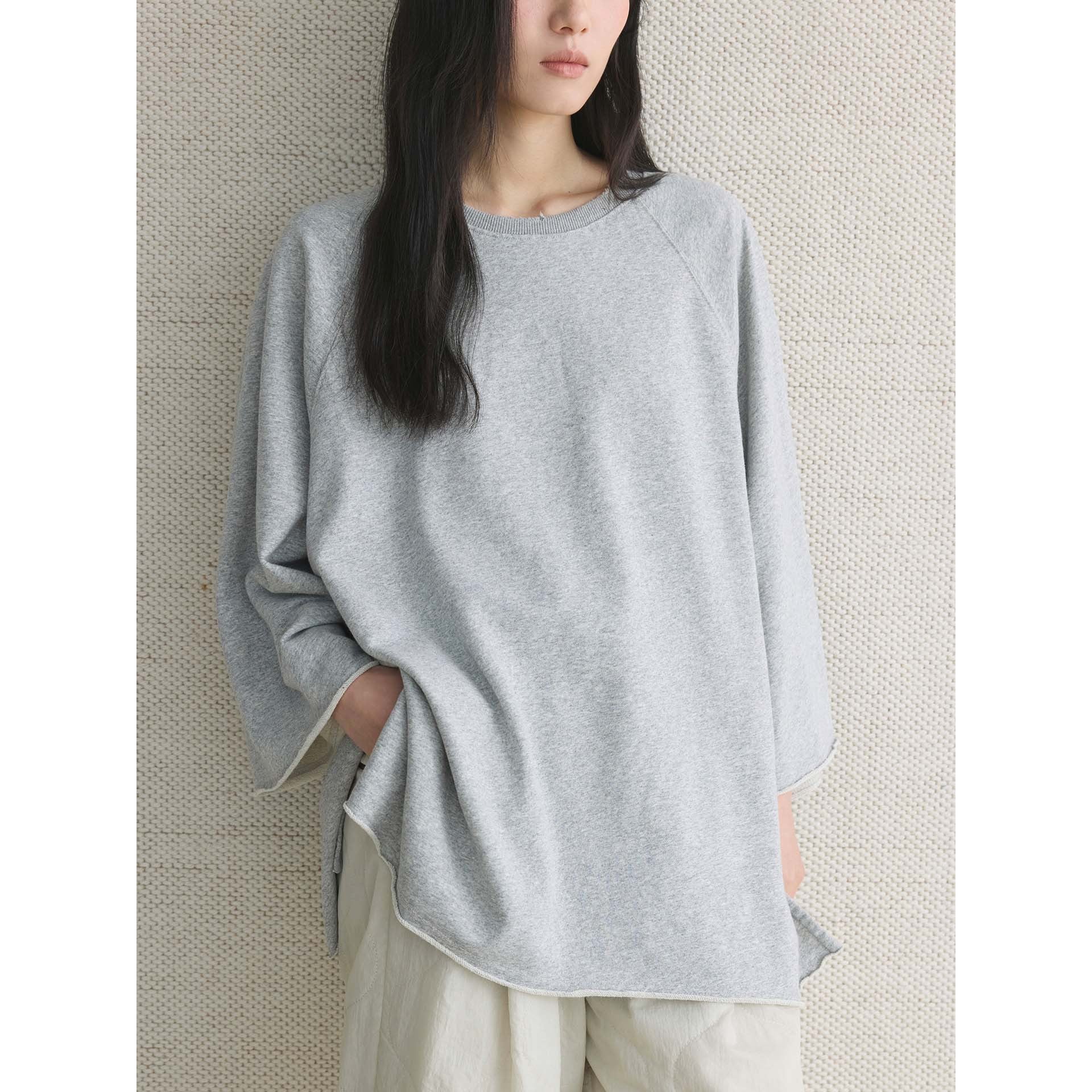 Women's Oversized Sweatshirt with Raw Neckline and Wide Raglan Sleeves Chichicherry