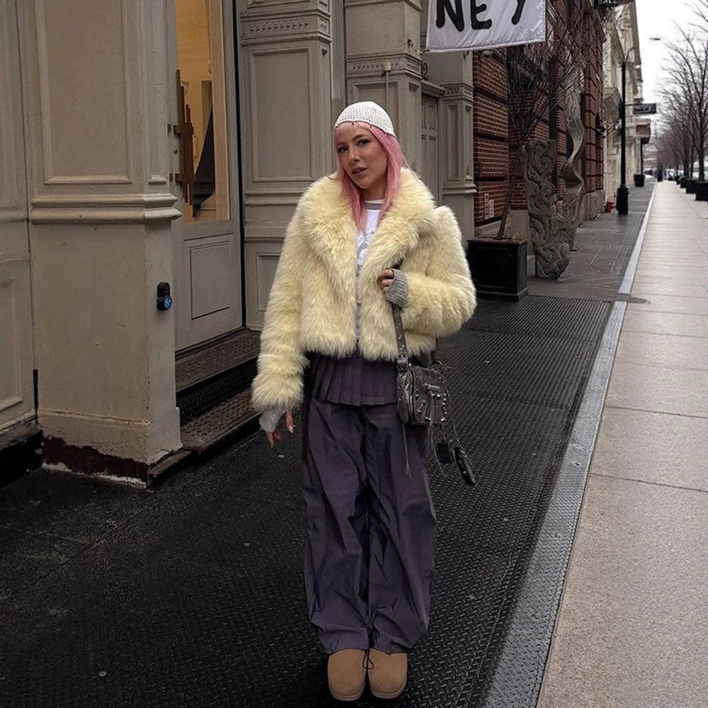 Women's short-cut faux fur melton with voluminous shawl collar and shaggy texture Chichicherry