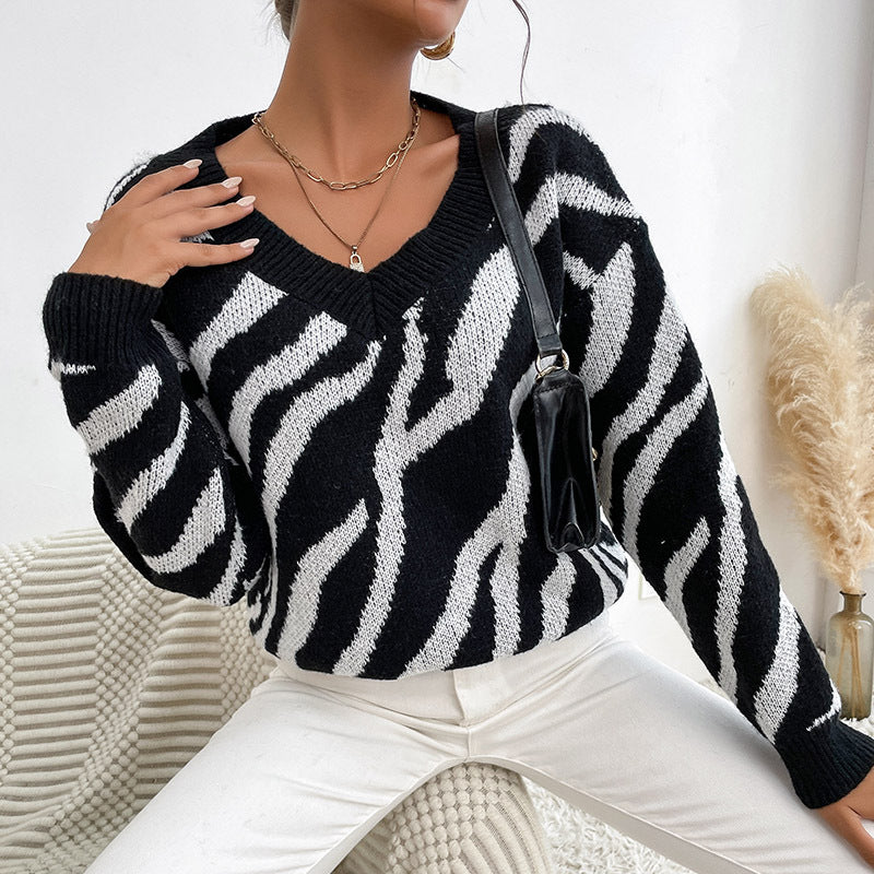 Women's Oversize V-Neck Sweater with Zebra Jacquard and Ribbed Cuffs Chichicherry