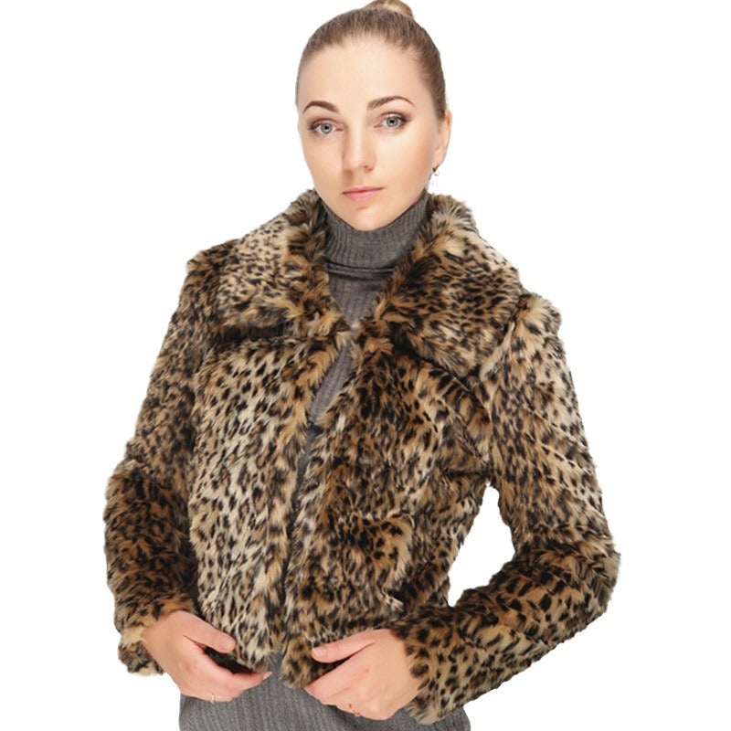 Ladies short jacket made of synthetic fur with a tailored cut, lapel collar and concealed closure Chichicherry