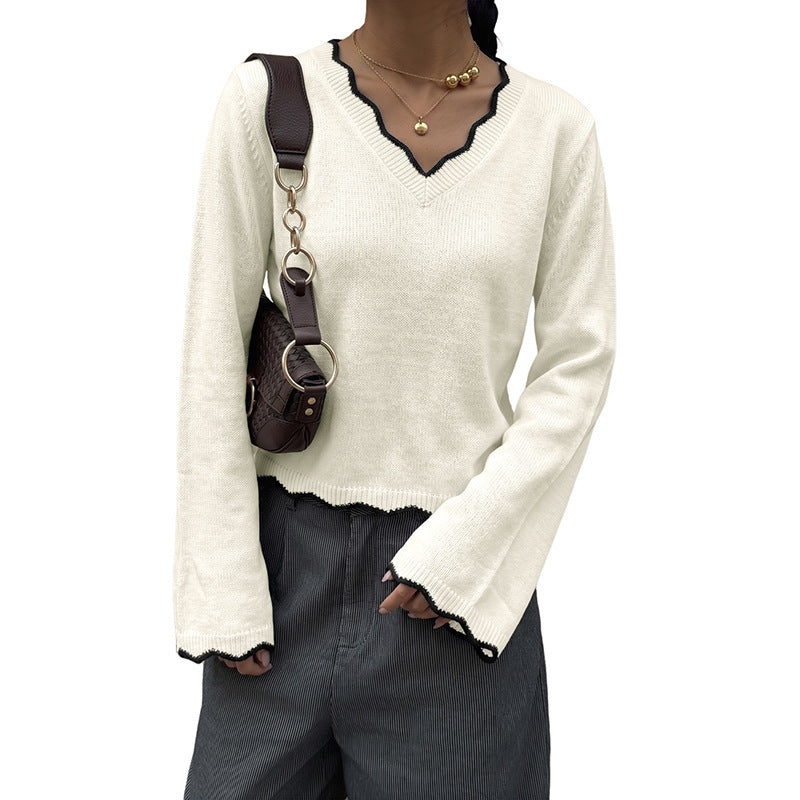 Women fine knit V-neck pullover with wavy hem, flared sleeves and decorative piping Chichicherry