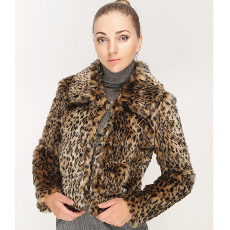Ladies short jacket made of synthetic fur with a tailored cut, lapel collar and concealed closure Chichicherry