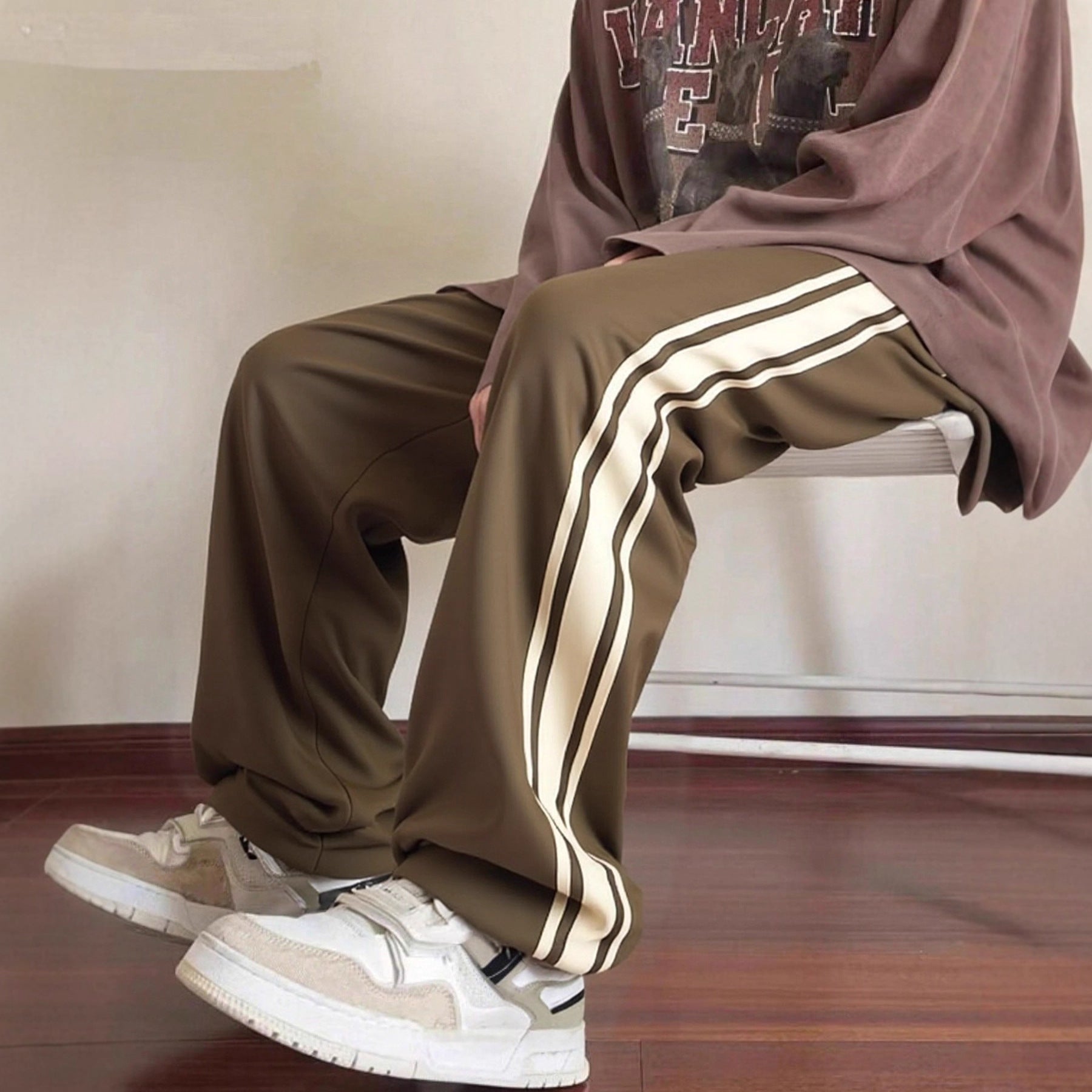 Men's loose training pants with elastic drawstring waistband, side contrast stripe & relaxed baggy fit Chichicherry