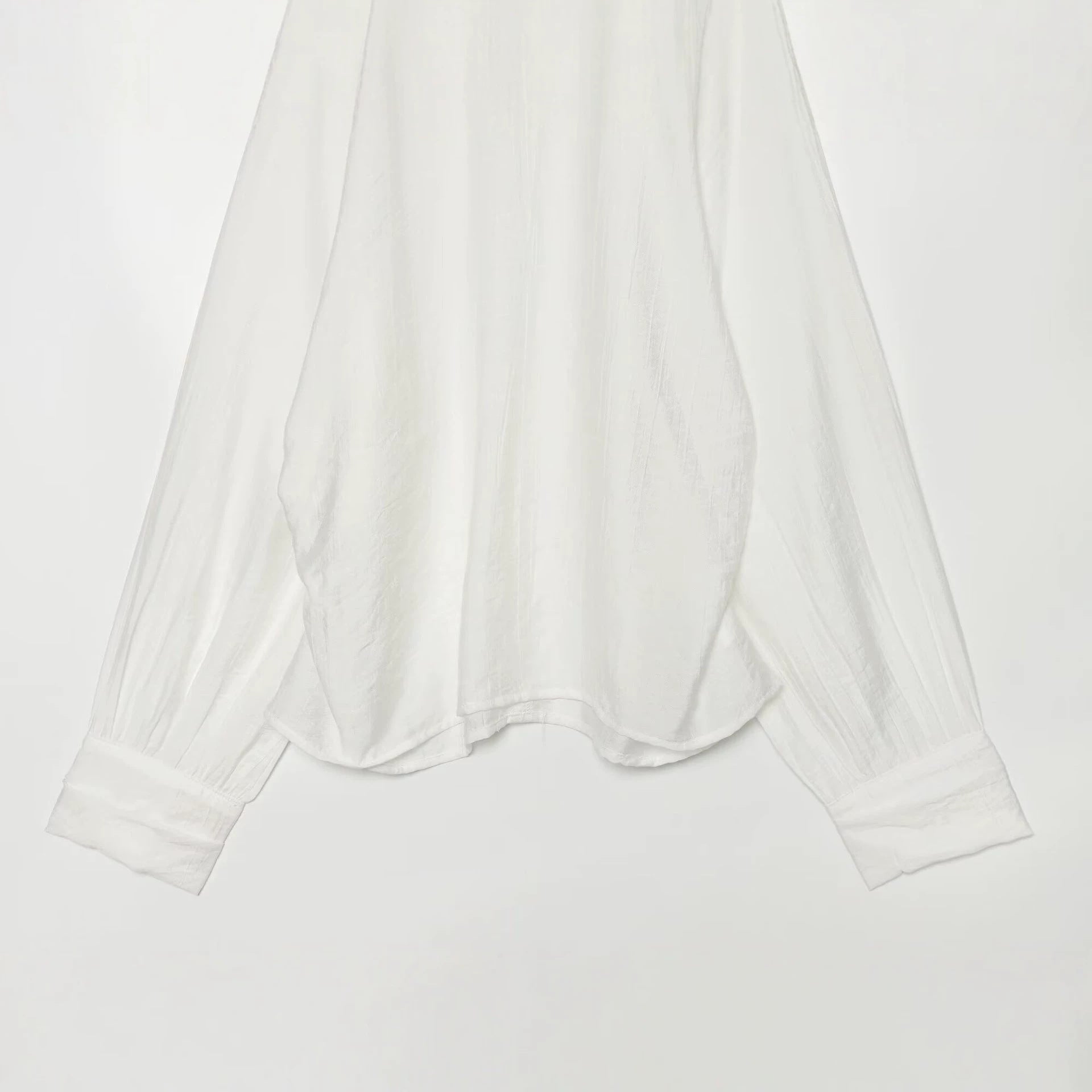 Women's oversized blouse with balloon sleeves, round neckline and soft viscose quality Chichicherry