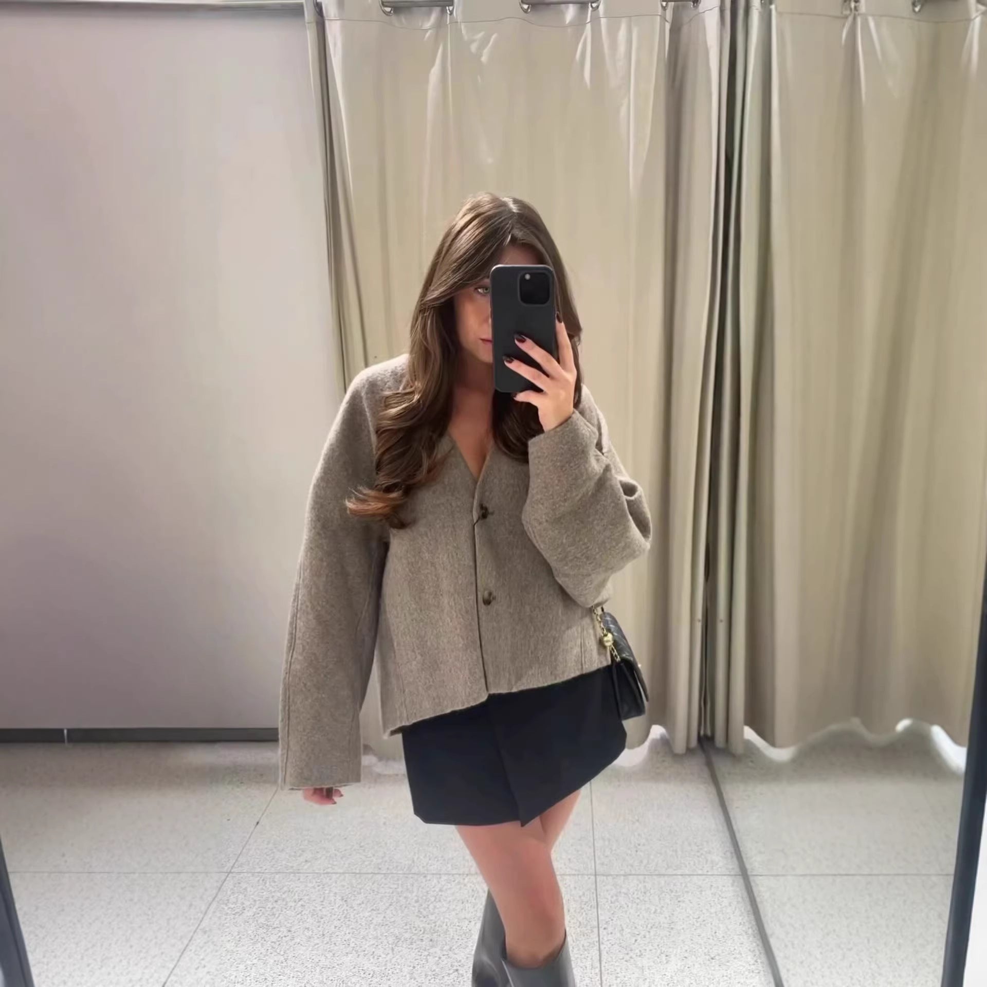 Women's Boxy Short Jacket made of Wool Blend with V-Neck and Two-Button Closure Chichicherry