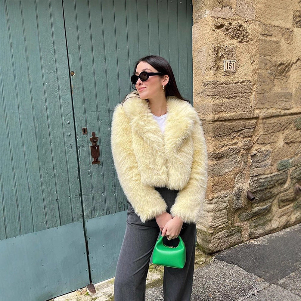 Women's short-cut faux fur melton with voluminous shawl collar and shaggy texture Chichicherry