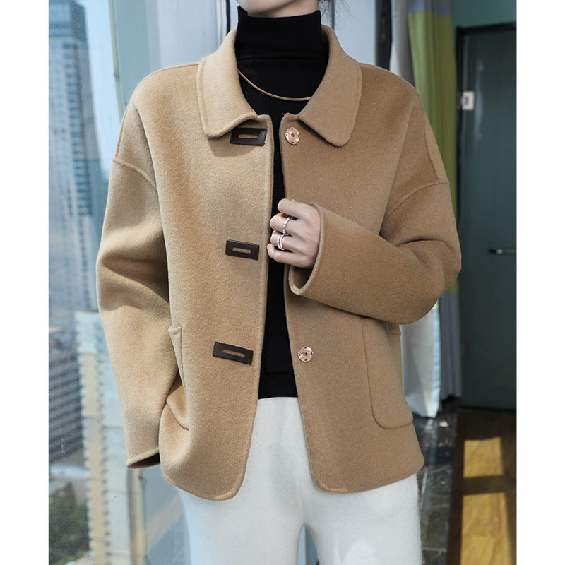 Women's short coat made of wool blend with shirt collar, boxy silhouette and patch pockets Chichicherry