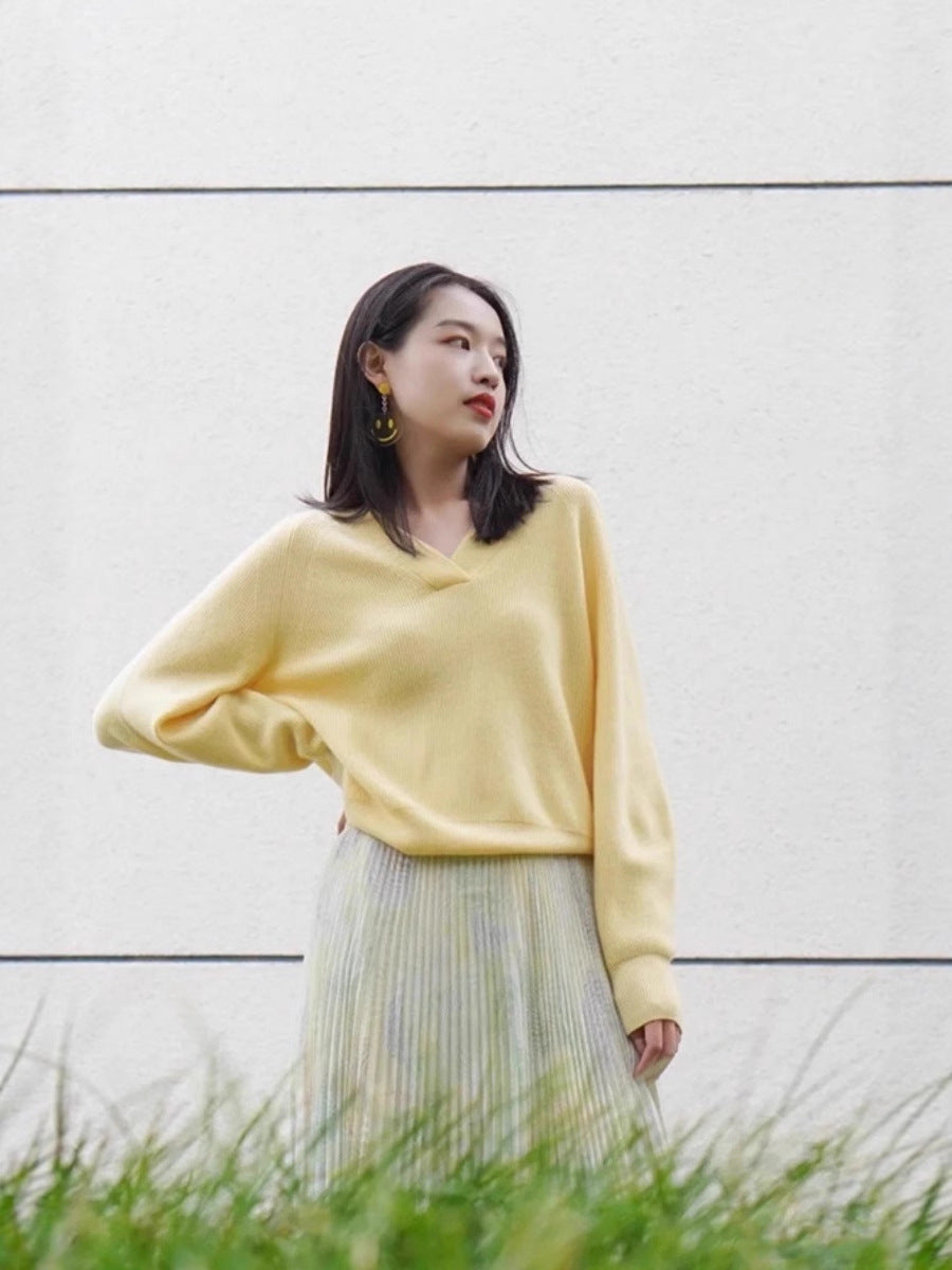 Women's Loose V-Neck Sweater made of fine ribbed knit with dropped shoulder Chichicherry