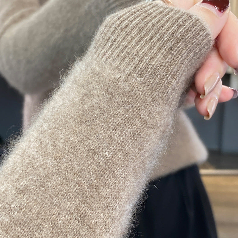 Ladies Cozy Midweight Round Neck Pullover made of Angora Blend with fine pile and narrow cuff Chichicherry