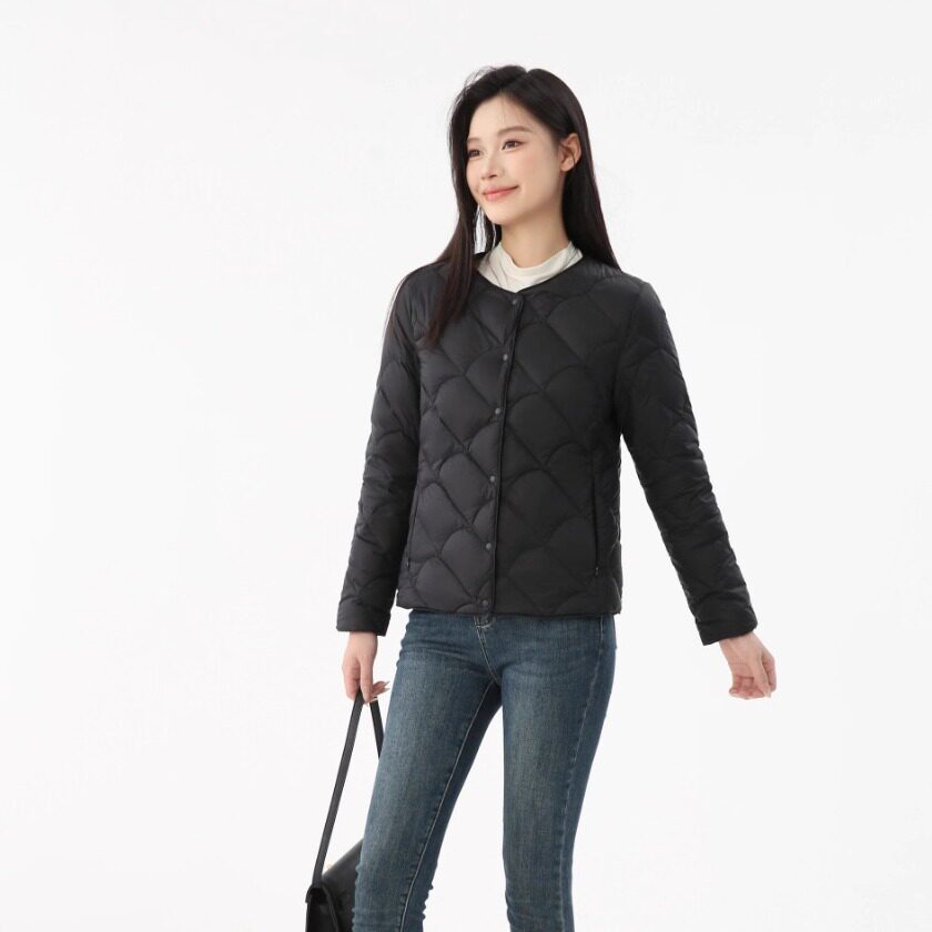 Women's light quilted short jacket with round neckline and shell stitching Chichicherry