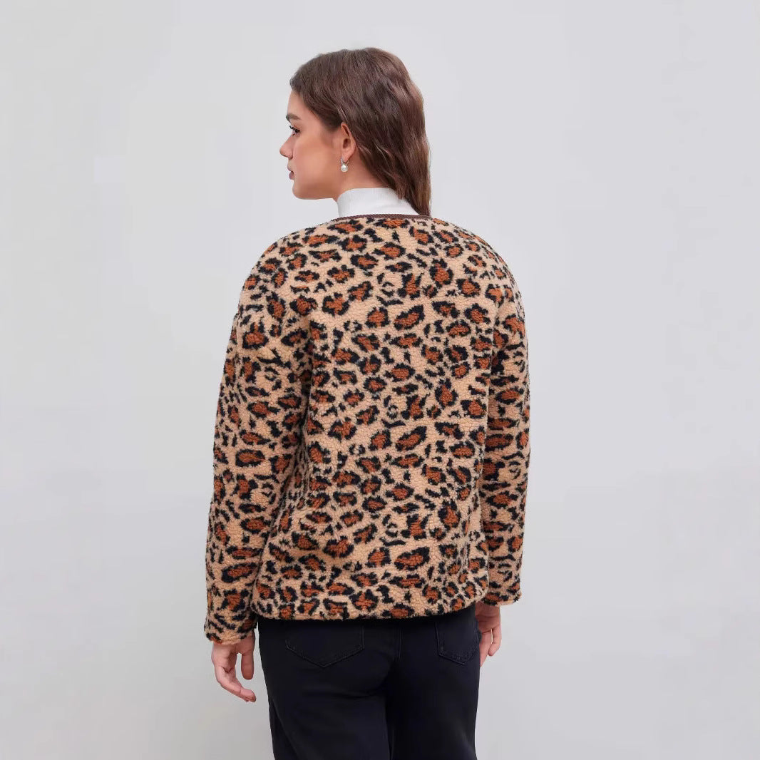 Women's short jacket in teddy look with leopard print and button closure Chichicherry