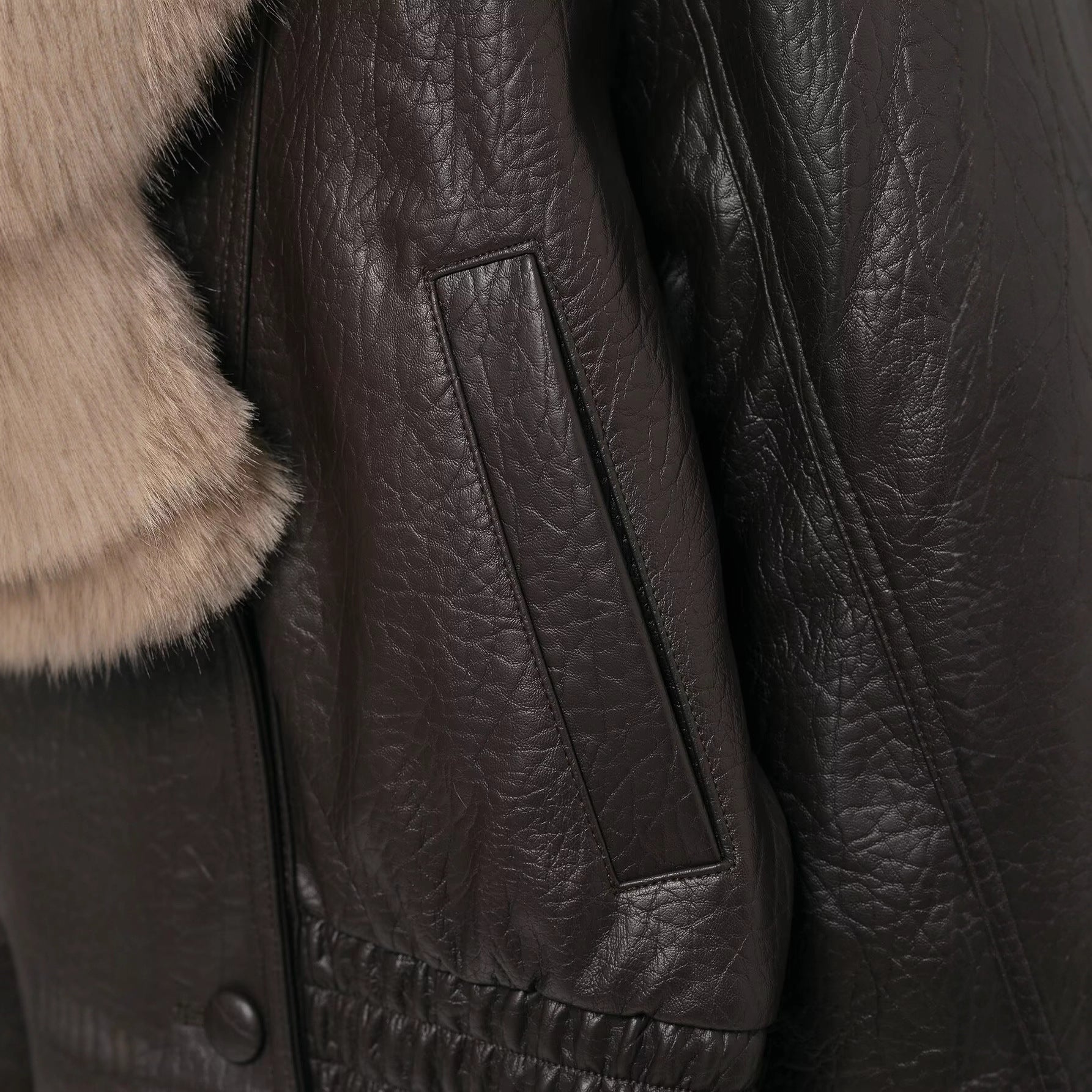 Women short-cut leather imitation bomber jacket with voluminous fur collar Chichicherry