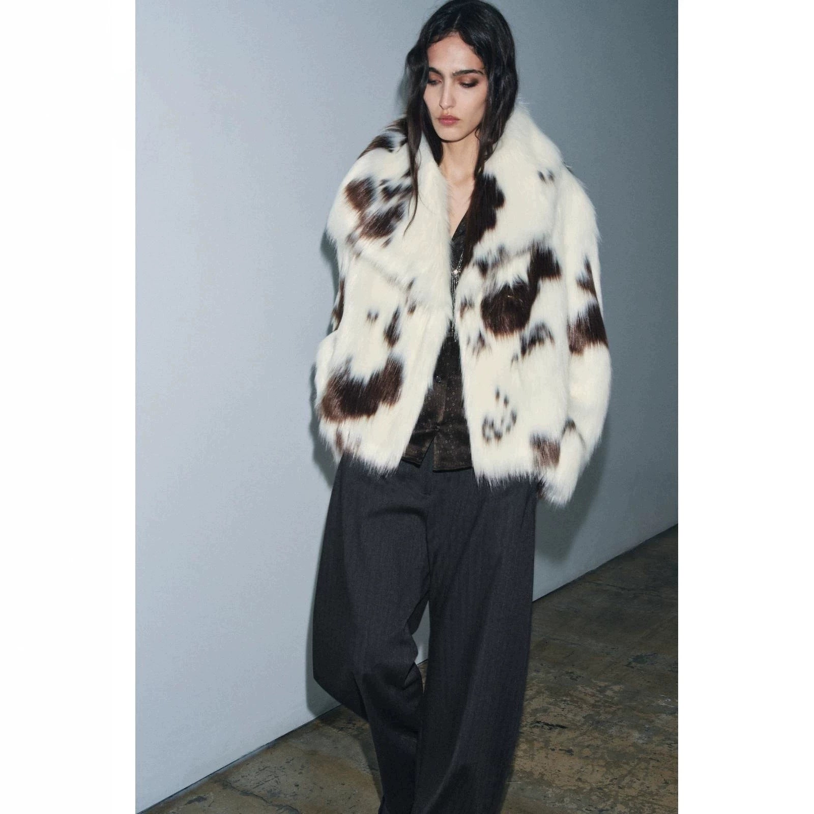 Women's short coat made of dotted high-pile faux fur with voluminous shawl collar Chichicherry