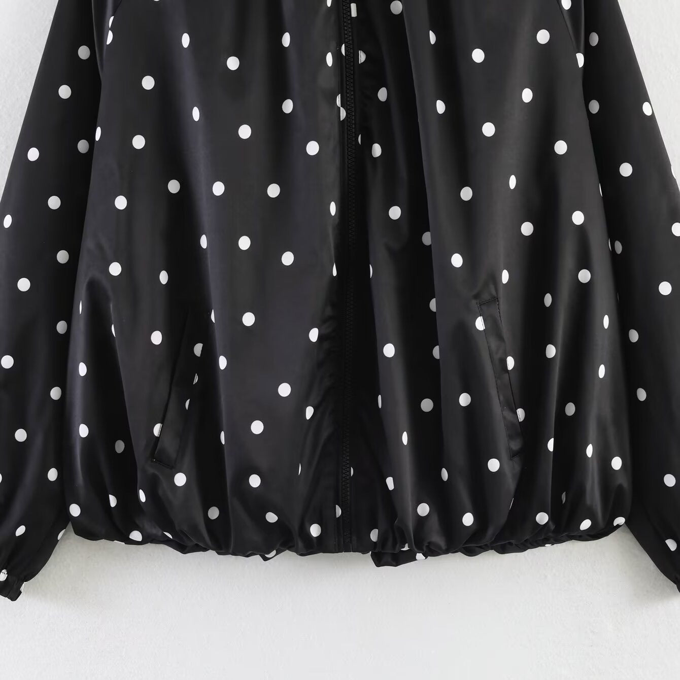 Women's lightweight blouson jacket with polka dots and stand-up collar, zipper and elastic hem Chichicherry