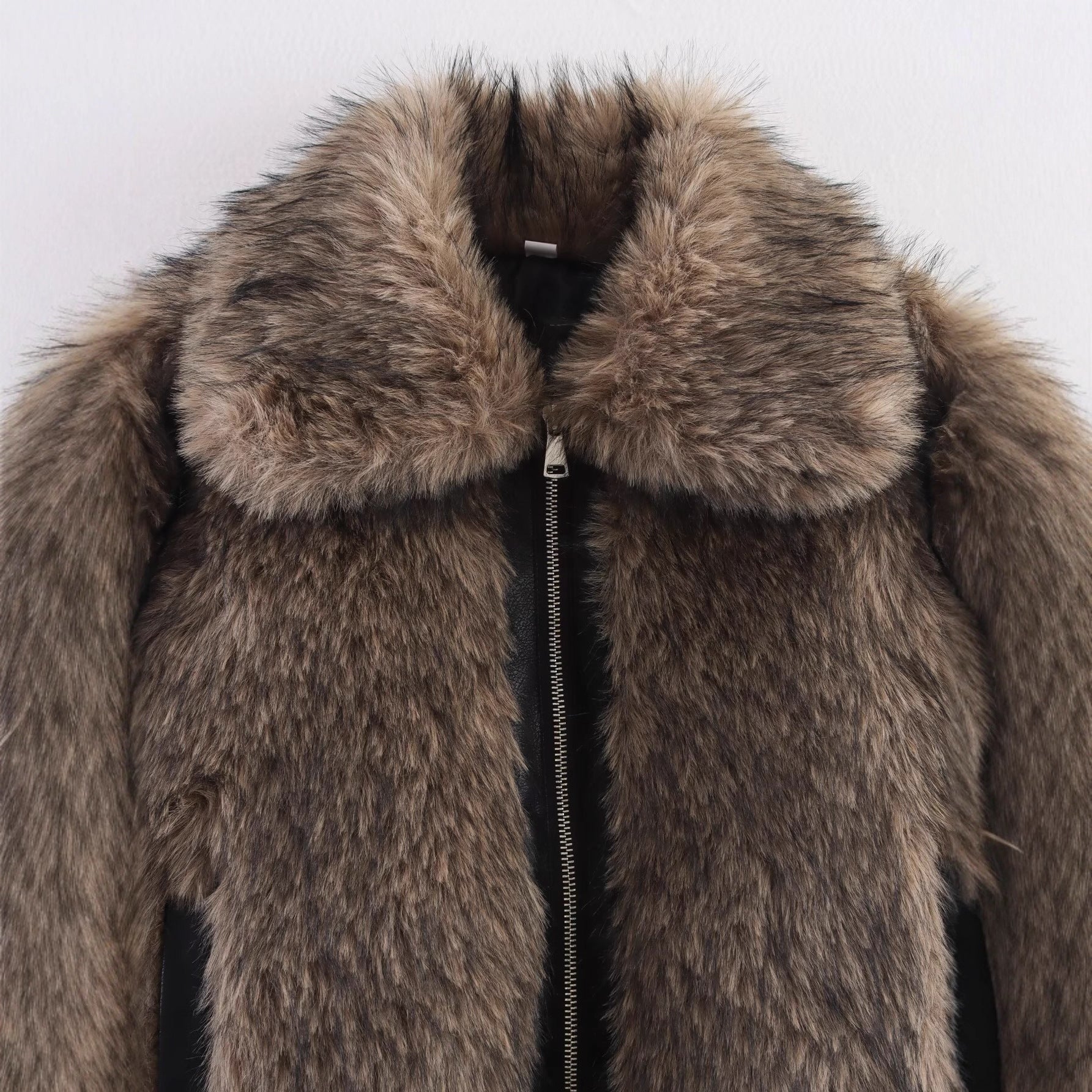Women's short-cut faux fur bomber jacket with zipper and ribbed cuffs Chichicherry