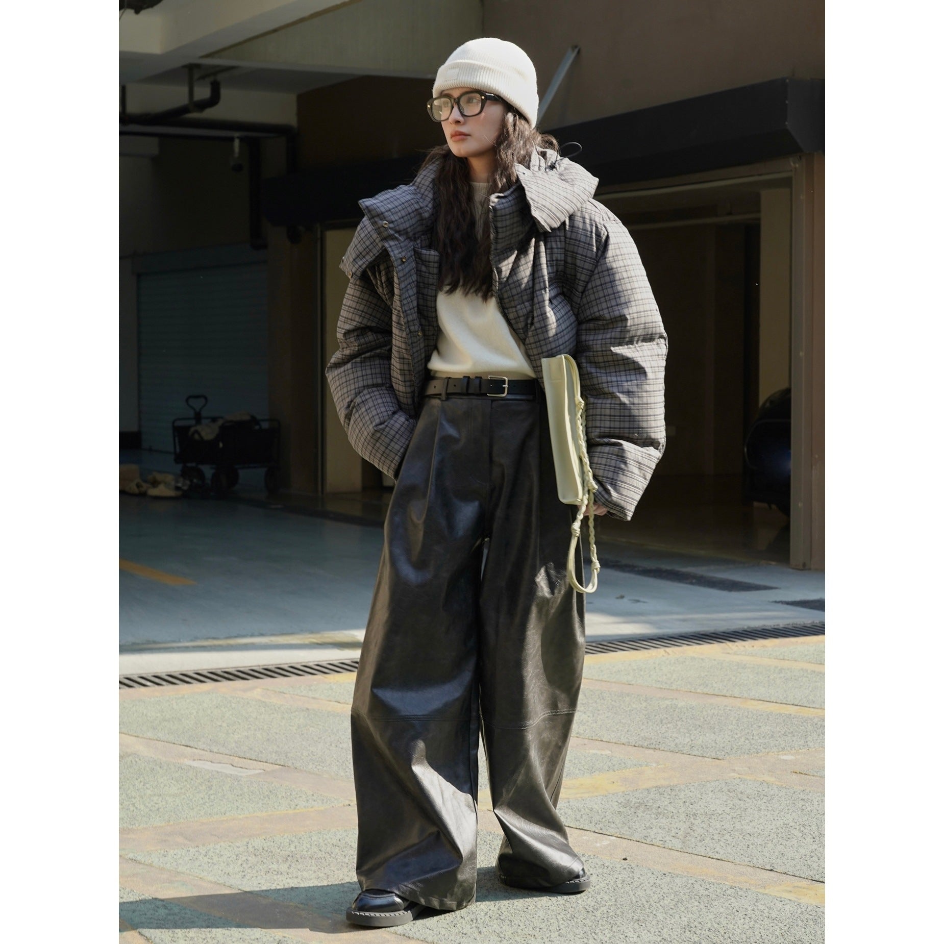 Women's Wide High-Waist Culotte Pants made of Faux Leather with Pleats and Lounge Silhouette Chichicherry