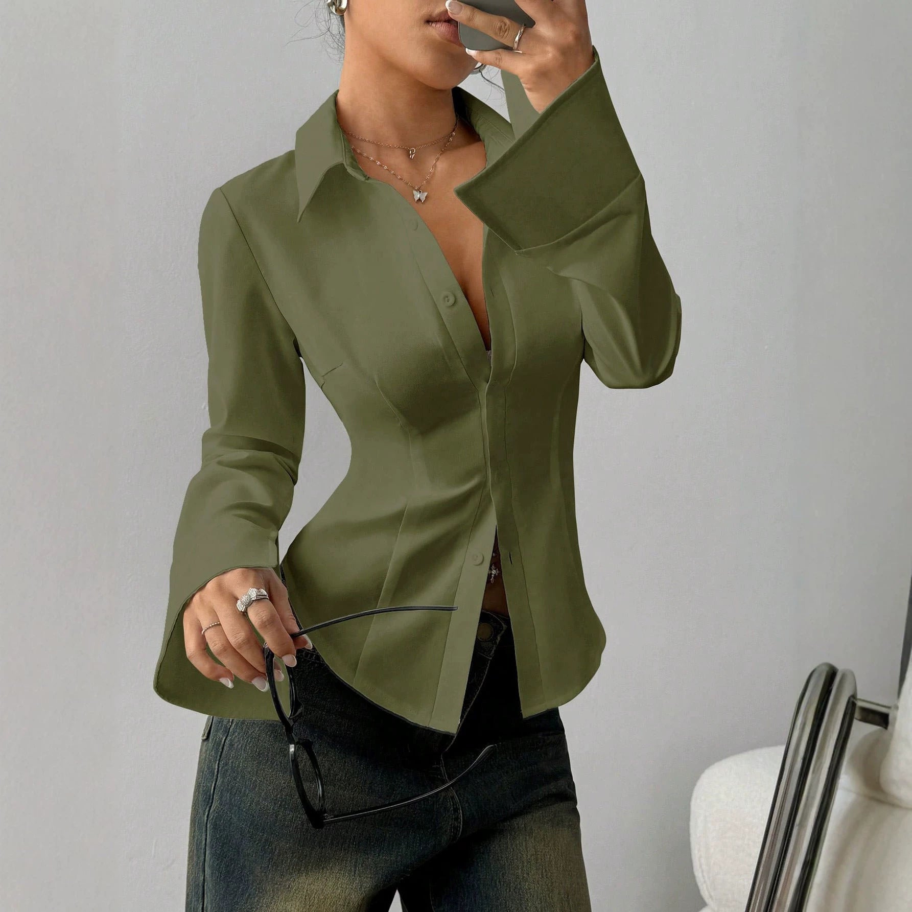 Damen Taillierte Satin-Bluse mit formenden Teilungsnähten und weiten Manschetten Chichicherry
