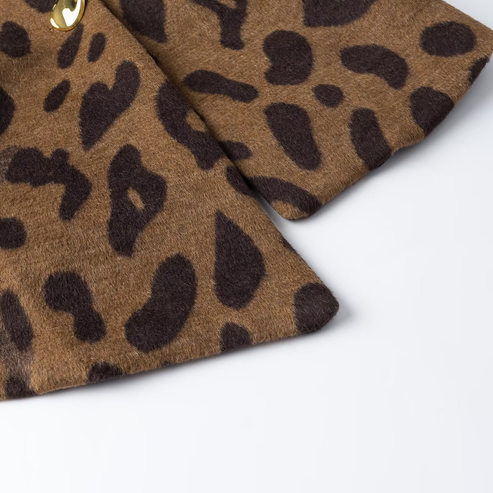 Ladies sleeveless wool blend vest in leopard print with V-neck and decorative button Chichicherry