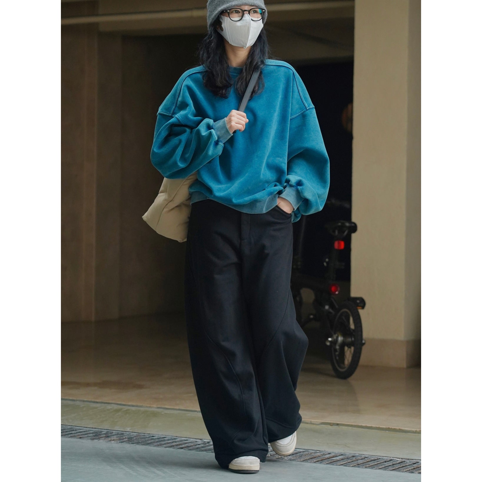 Women Wide Baggy Sweatpants with High Waist, Side Pockets and Decorative Stitching Chichicherry