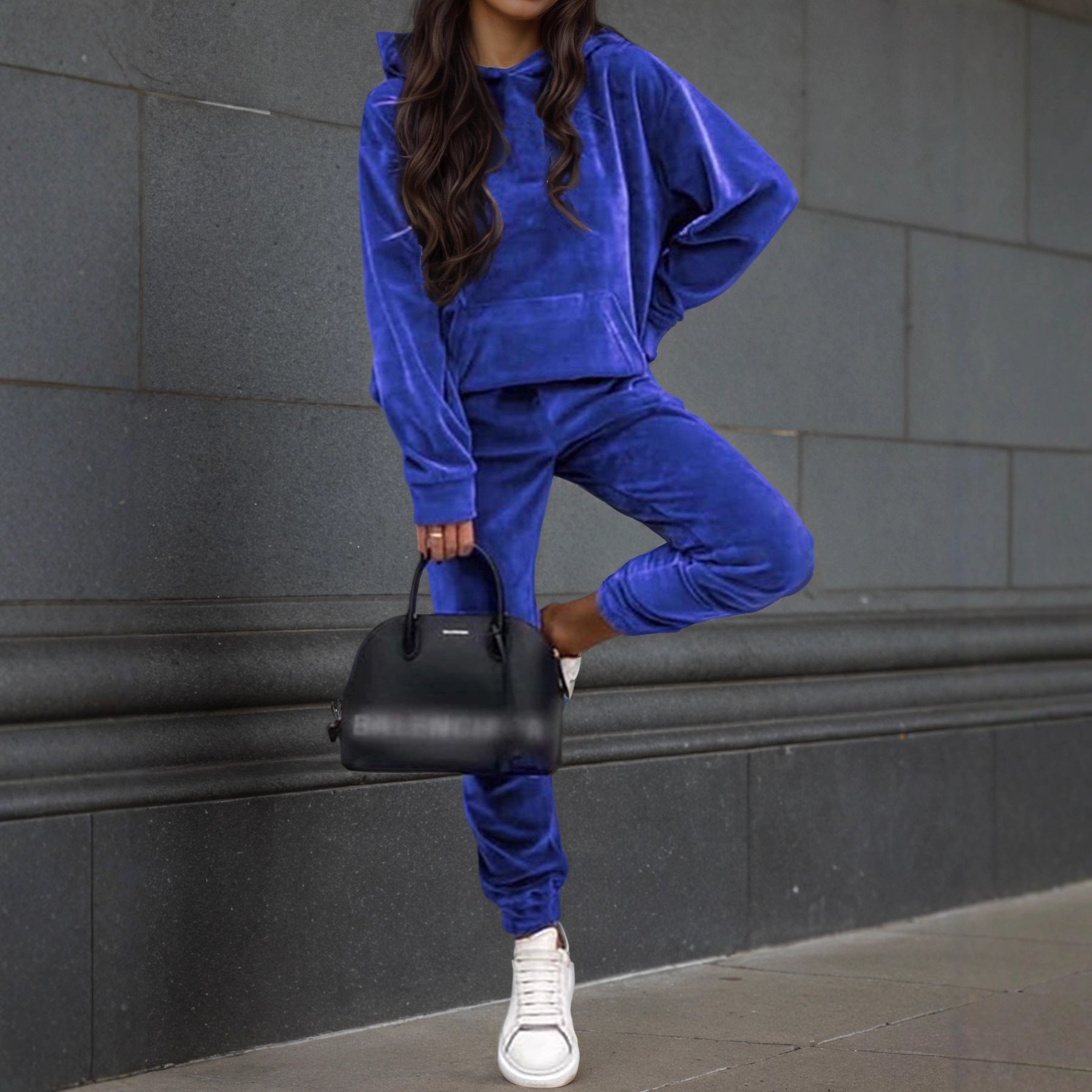 Women's Velvet Hoodie and Jogging Pants Set with Oversized Cut Chichicherry