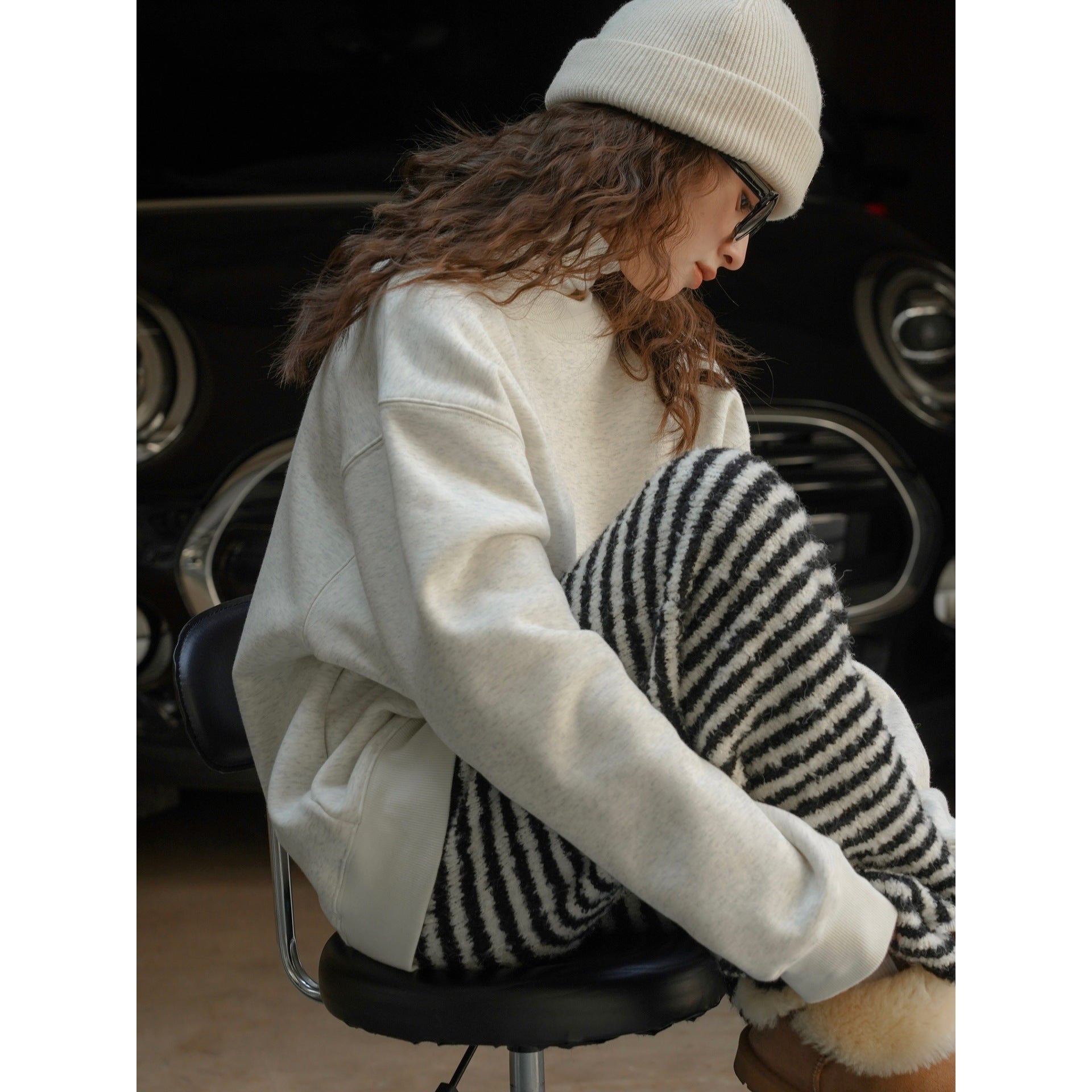 Women's cuff hat made of soft fine knit with a light fluffy appearance Chichicherry