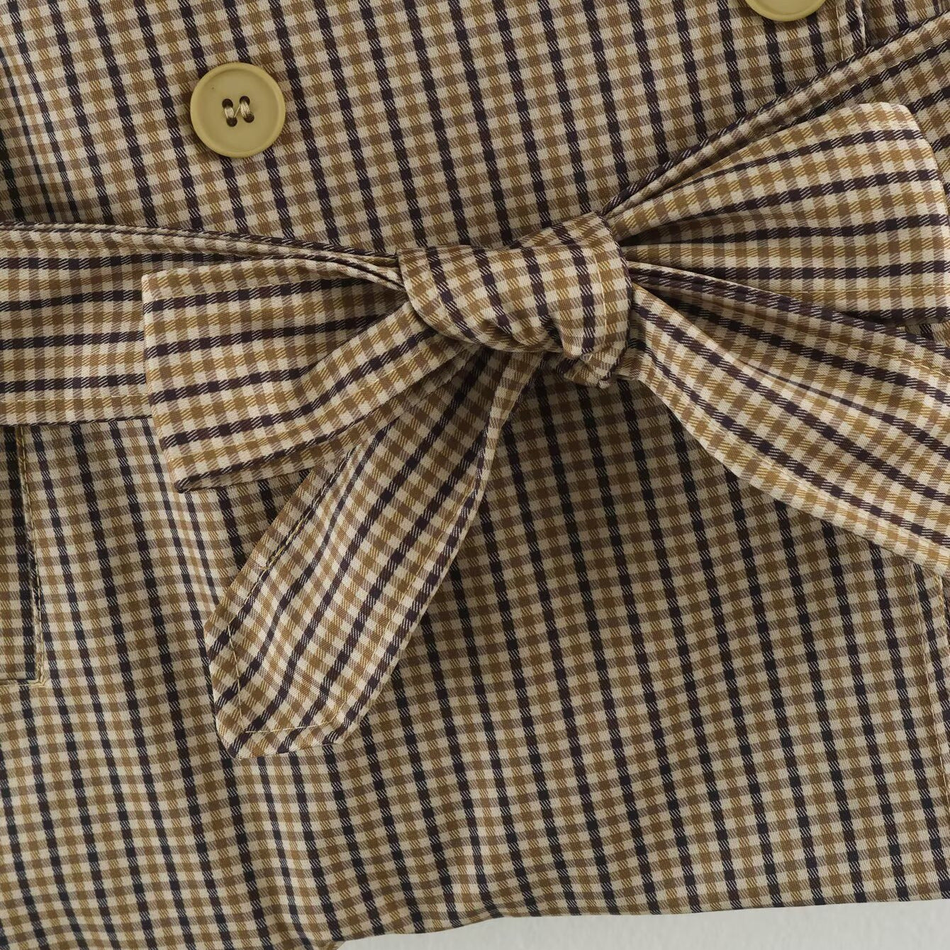 Women's short trench coat in checkered pattern with waist belt, shoulder straps and quilted inner lining Chichicherry