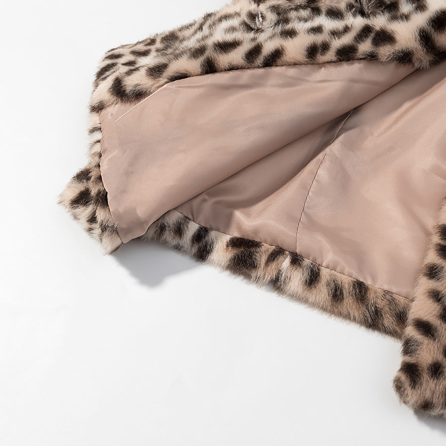 Women Short Jacket made of Faux Fur with Leopard Print and Round Neckline Chichicherry
