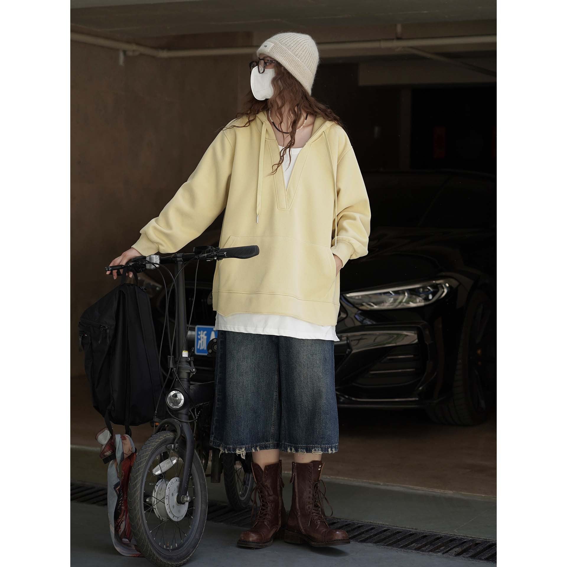 Women Oversize Hoodie with V-neck and Kangaroo Pocket Chichicherry