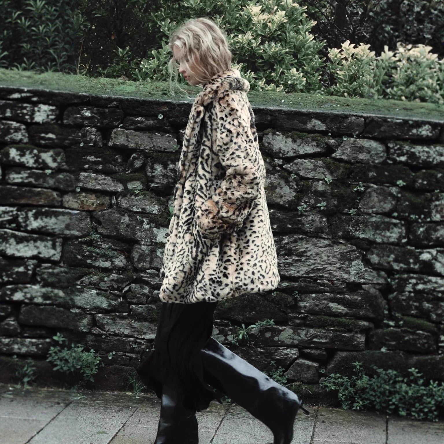 Women's faux fur coat in oversized cut with lapel collar, tie belt and pockets Chichicherry