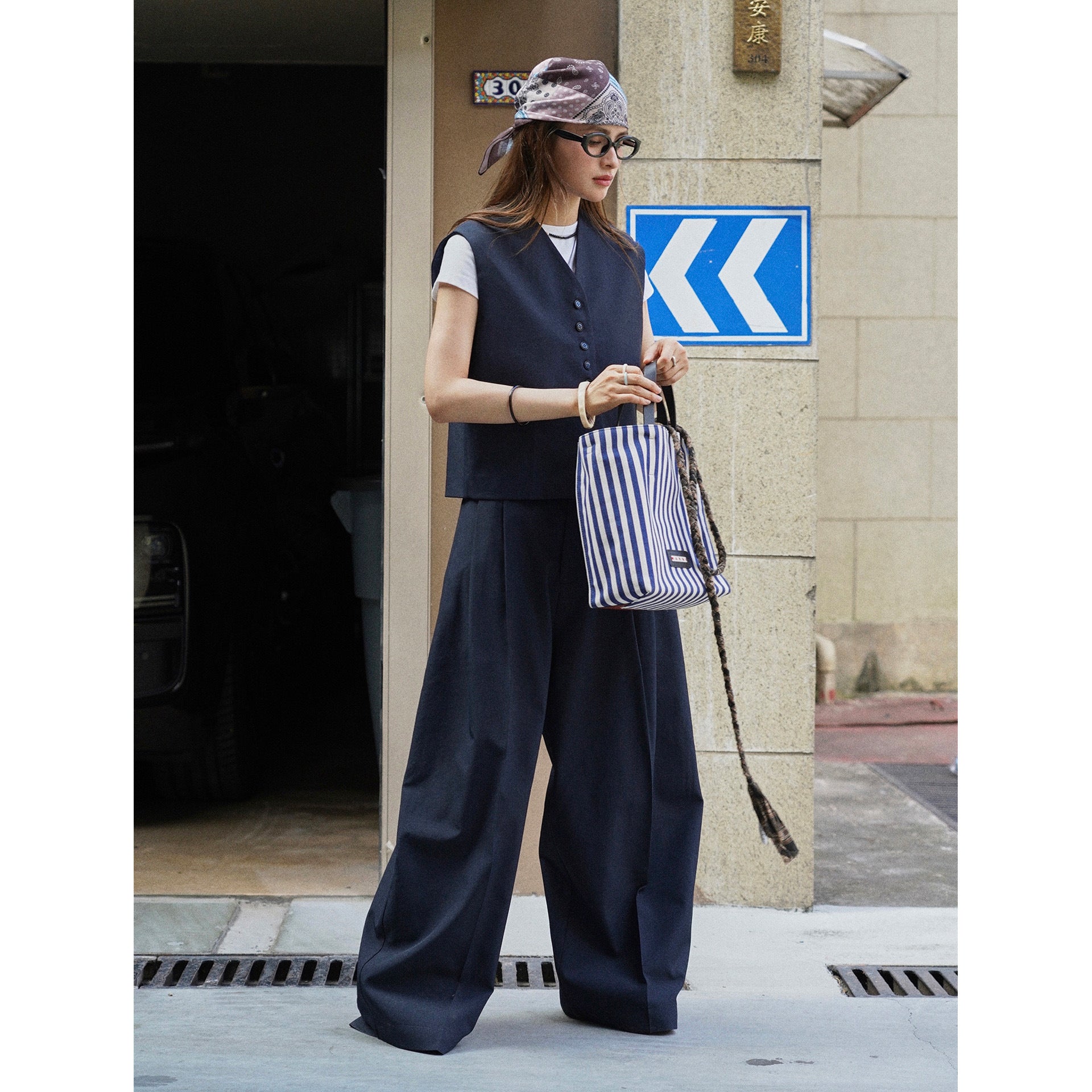 Women's Oversized Tailoring Vest with V-Neck and Continuous Button Placket Chichicherry
