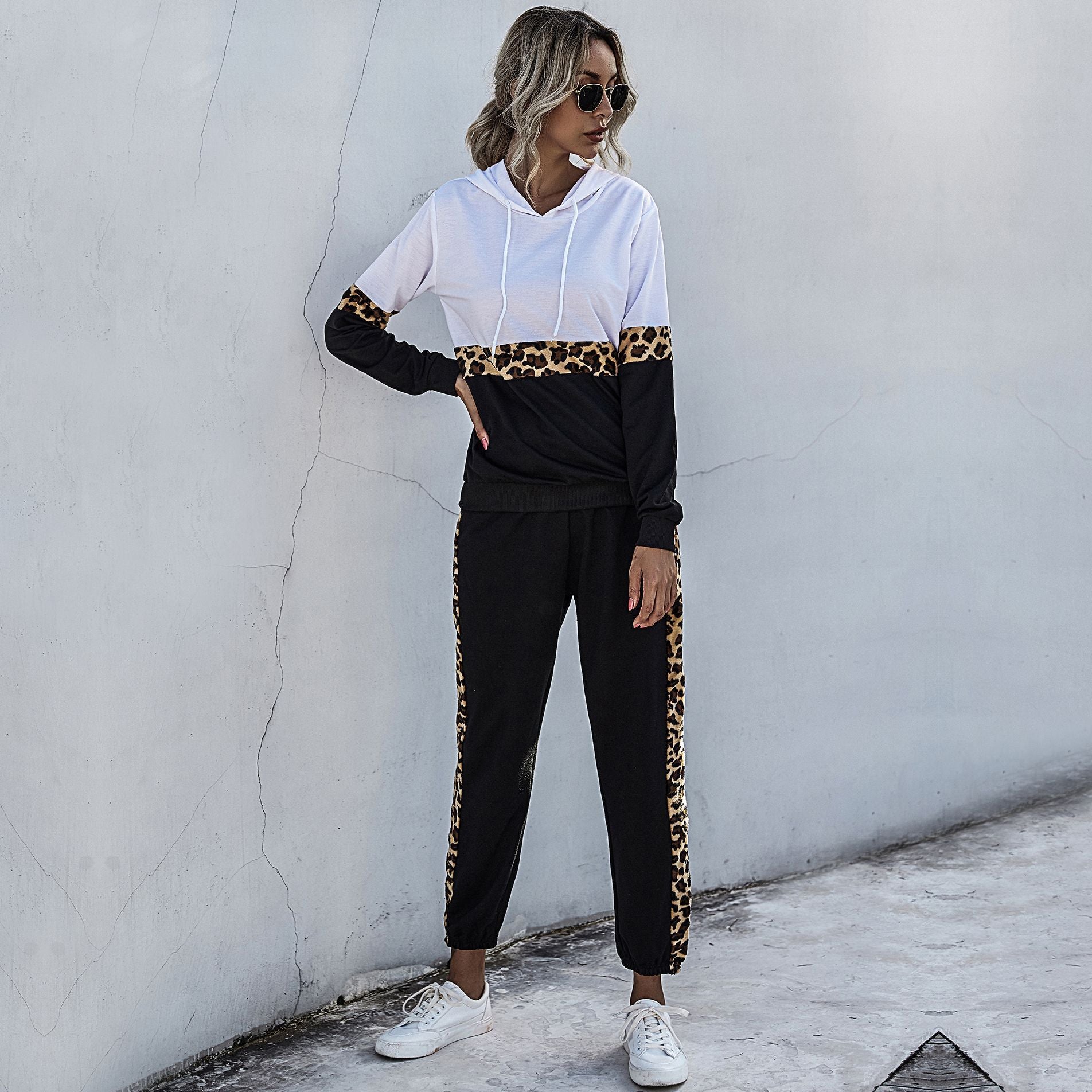 Women's two-piece tracksuit with hood and leopard trim Chichicherry