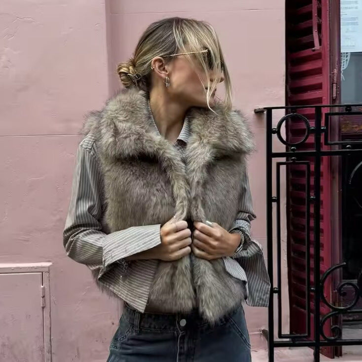 Women's Sleeveless Faux Fur Vest with Wide Shawl Collar Chichicherry