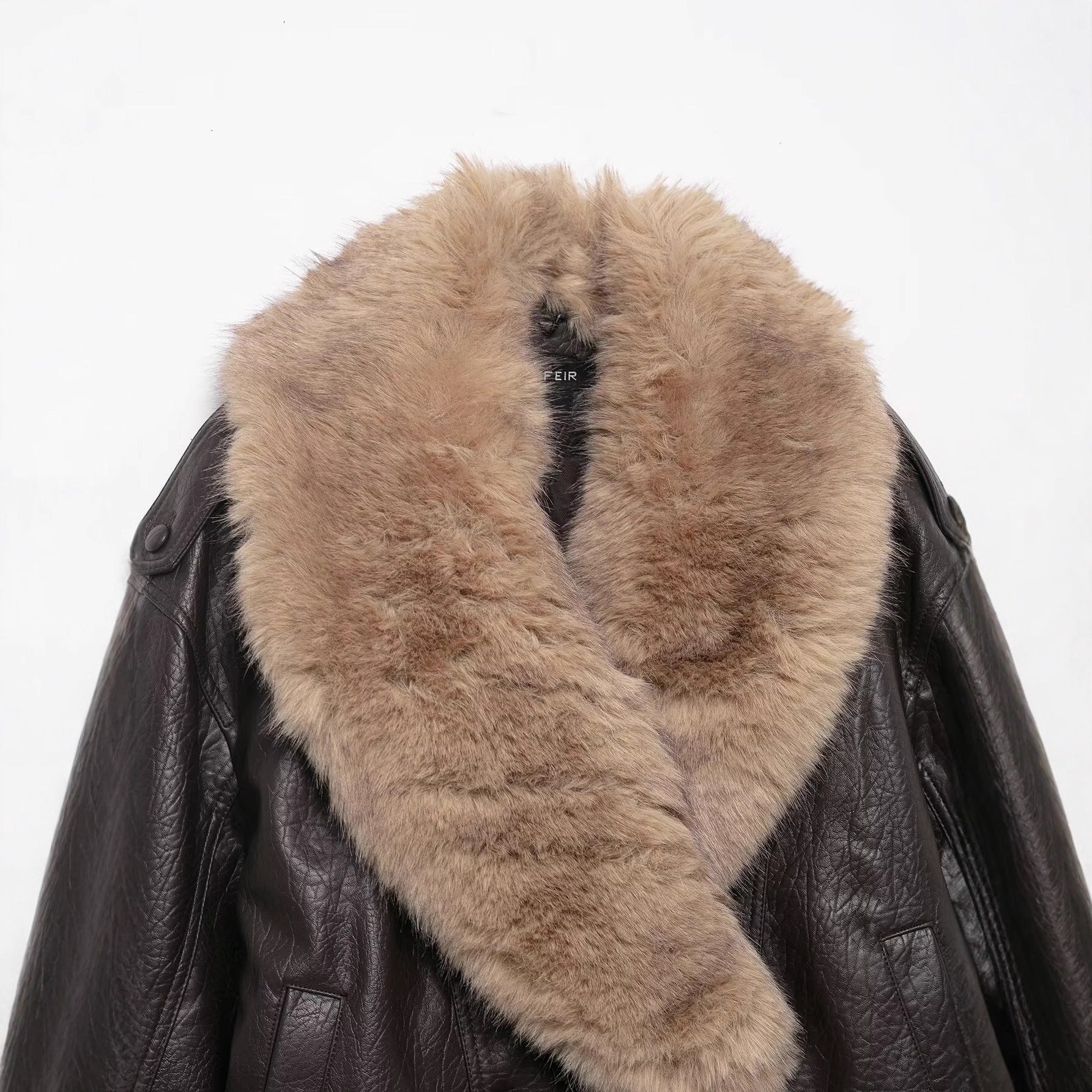 Women short-cut leather imitation bomber jacket with voluminous fur collar Chichicherry