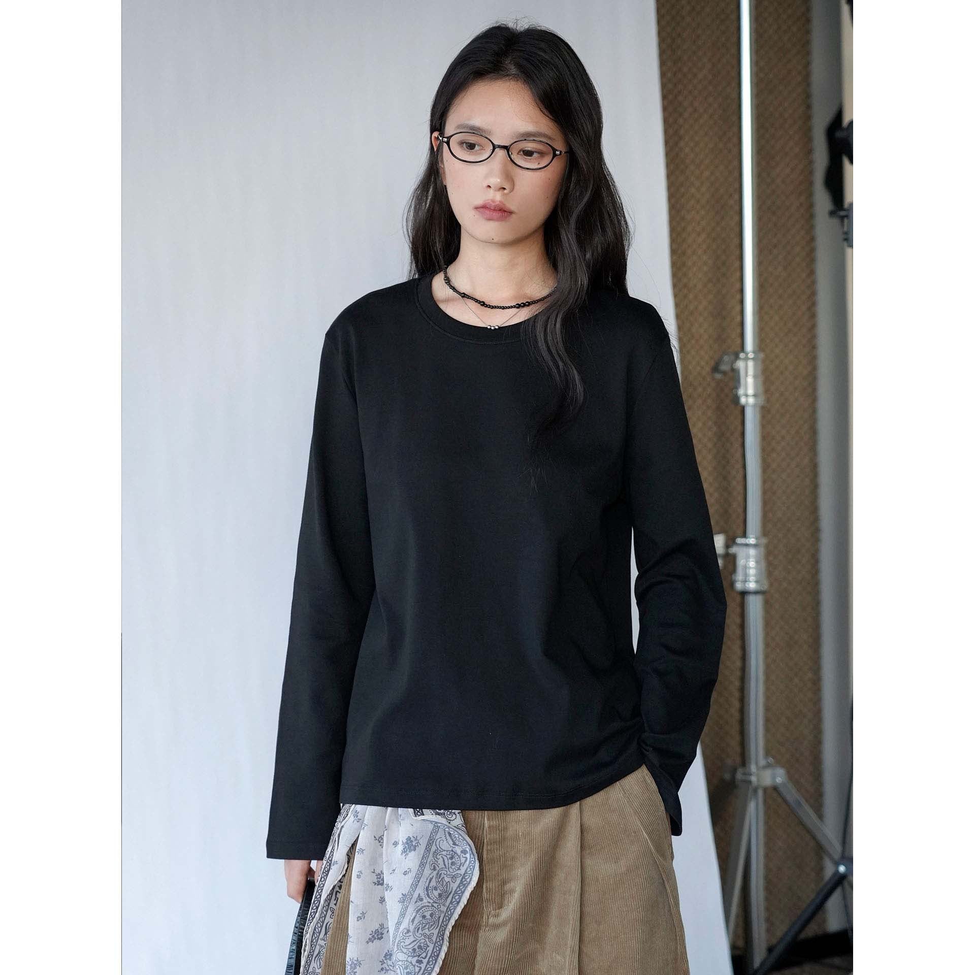 Women's Minimalist Cotton Sweatshirt with Extended Back Hem and Round Neckline Chichicherry