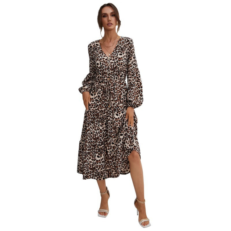 Women's midi dress made of flowing viscose blend with leopard pattern, V-neck, tie belt and tiered skirt Chichicherry