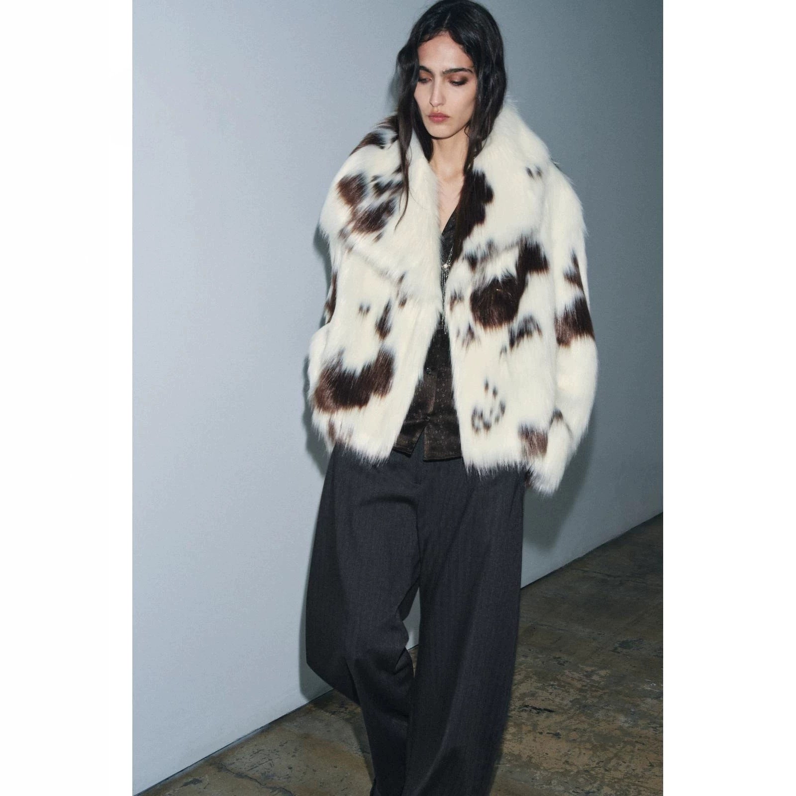 Women's short coat made of dotted high-pile faux fur with voluminous shawl collar Chichicherry