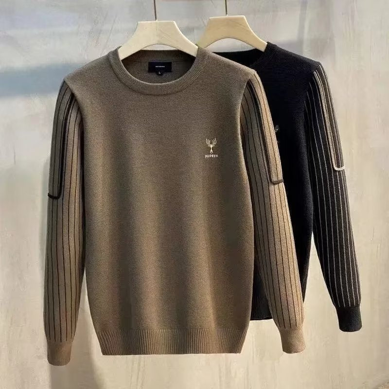 Herren Feinstrick-Pullover mit kontrastierenden Rippenärmeln und gesticktem Hirschlogo Chichicherry