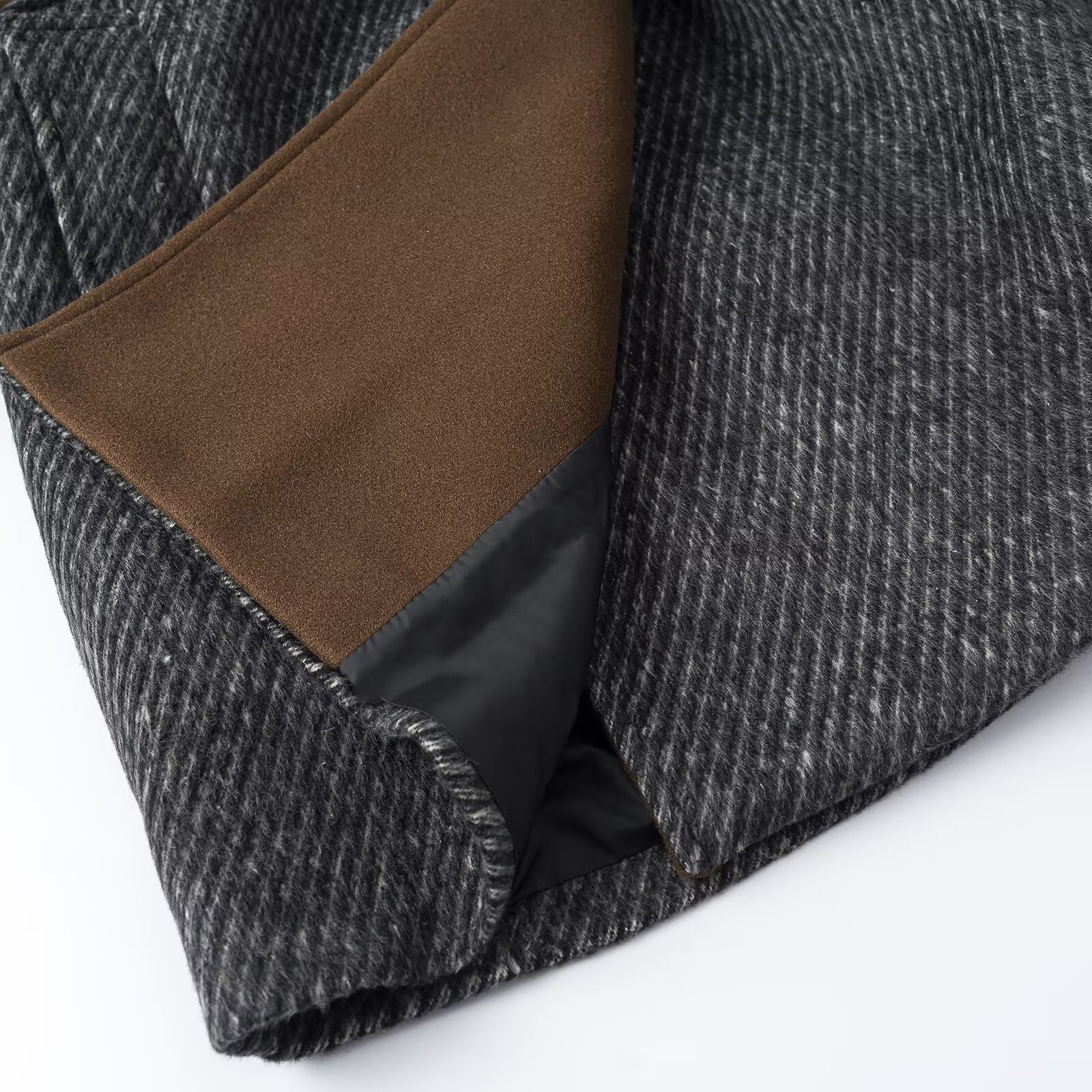 Women's wool blend coat with tie belt and large contrast collar Chichicherry