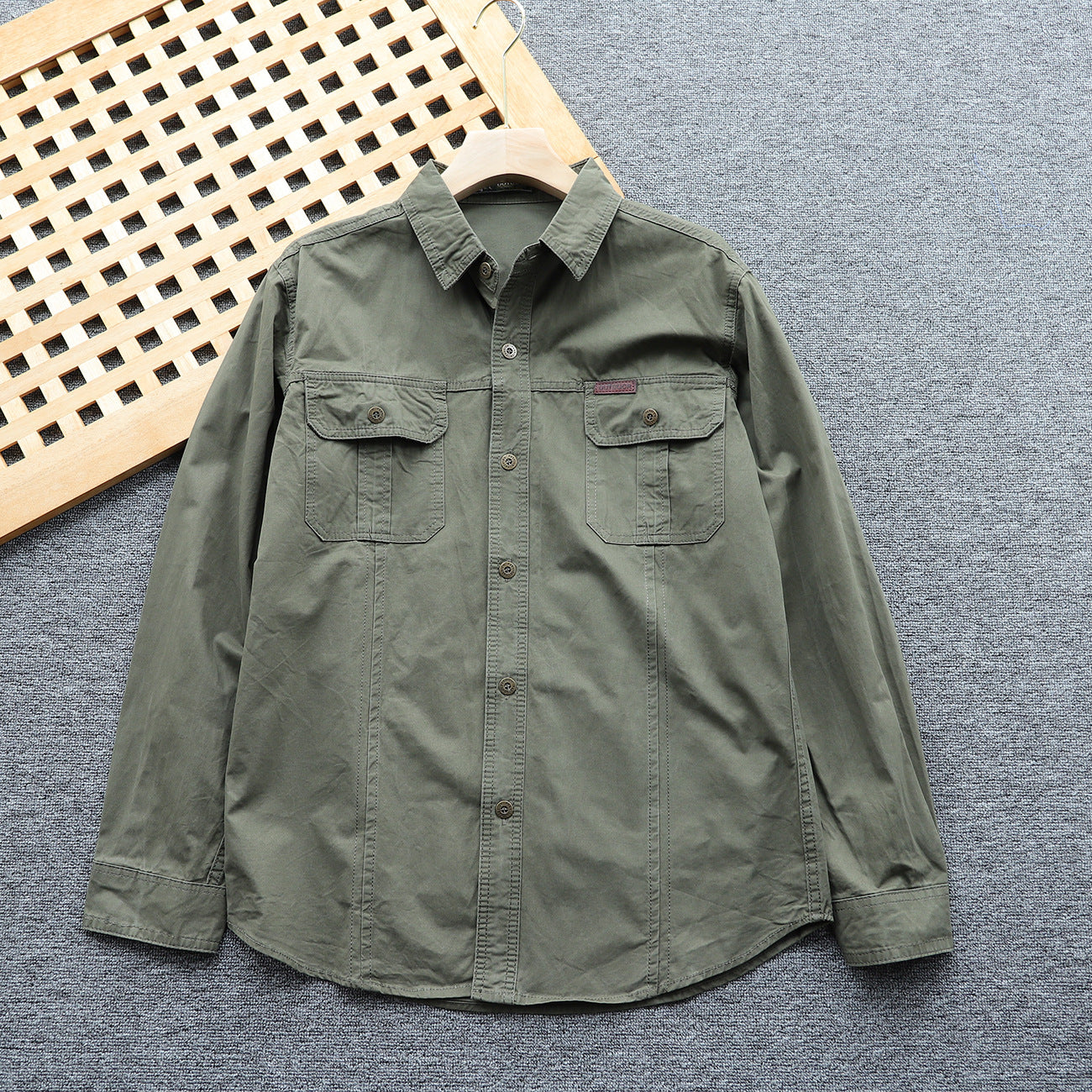 Men's shirt jacket made of cotton twill with chest flaps and button placket Chichicherry