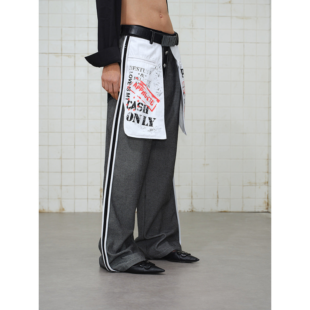 Women's Wide-Leg Cargo Jeans with Applied Graphic Patches and Contrast Stripes Chichicherry