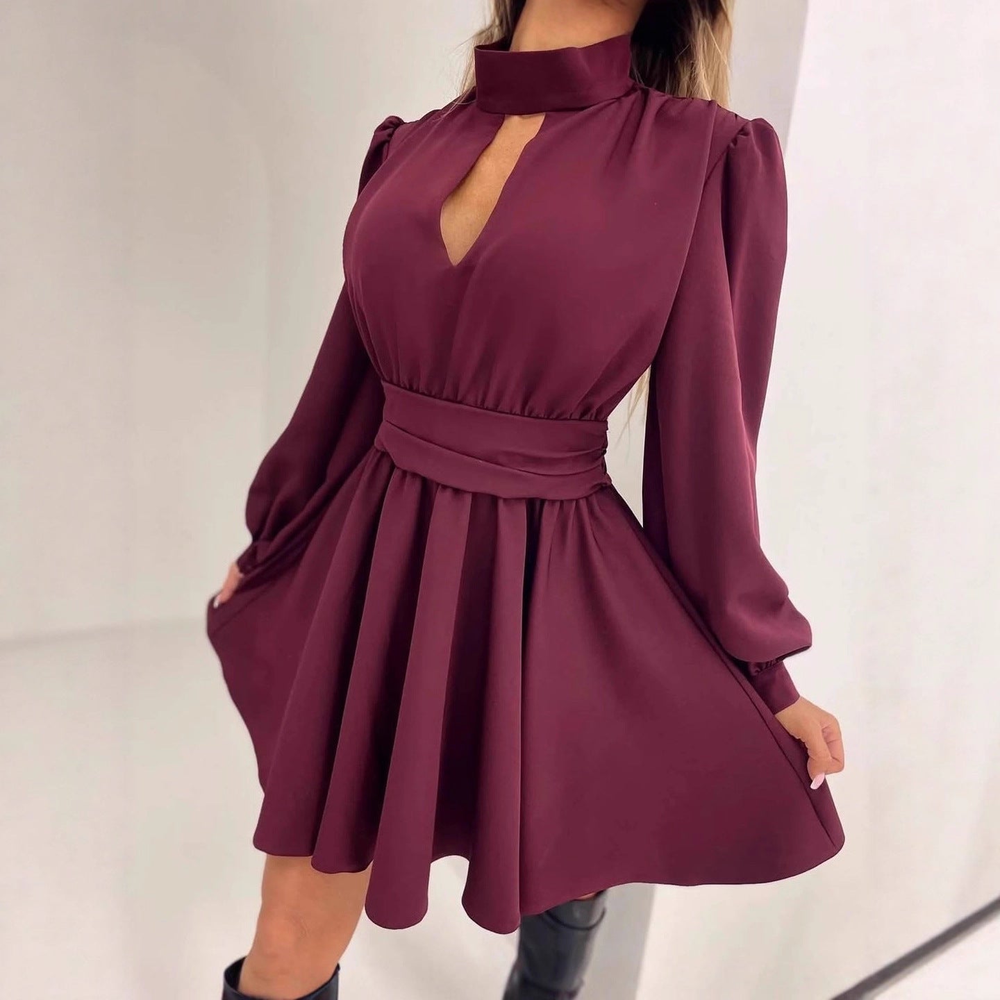 Damen Elegantes Kurzkleid mit Stehkragen, Cut-Out, weitem Glockenrock und Taillenschärpe Chichicherry