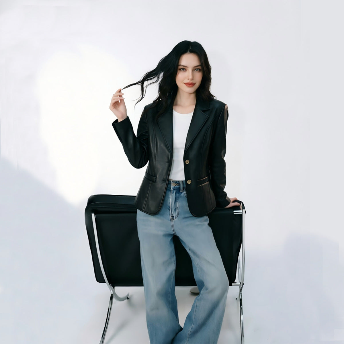 Women's short-cut synthetic leather jacket with round neck and patch pockets Chichicherry