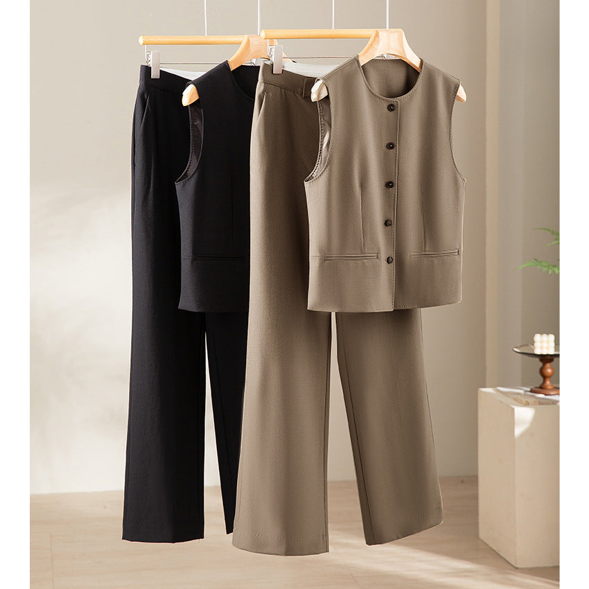 Women's Wide High-Waist Pants in Satin Look with Crease and Side Pockets Chichicherry