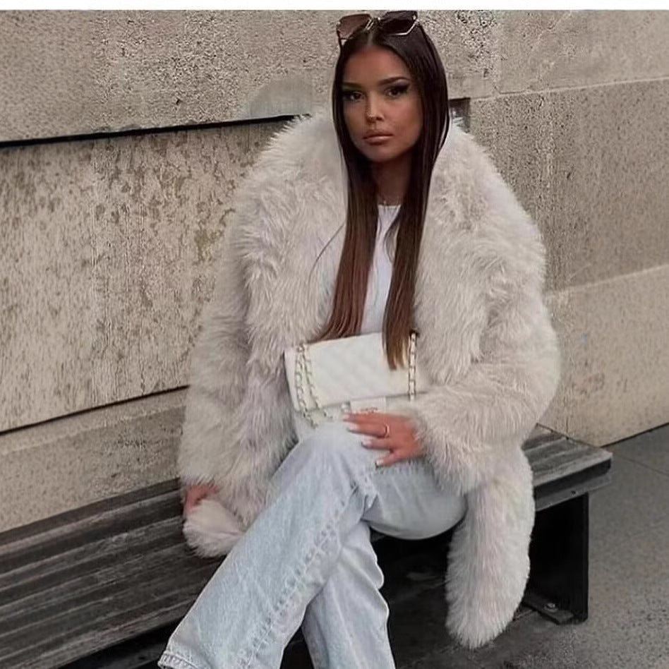 Ladies short jacket made of voluminous high-pile faux fur with oversized silhouette Chichicherry