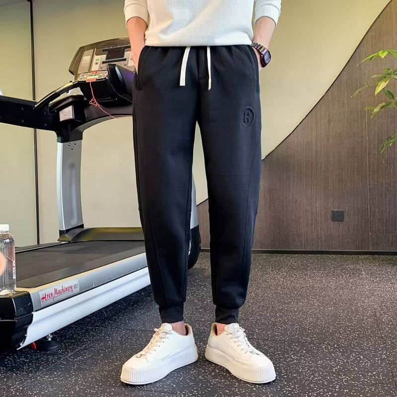 Herren Slim-Tapered Jogginghose aus Baumwollmix mit Bündchen, Tunnelzug und dezenter Logo-Applikation Chichicherry