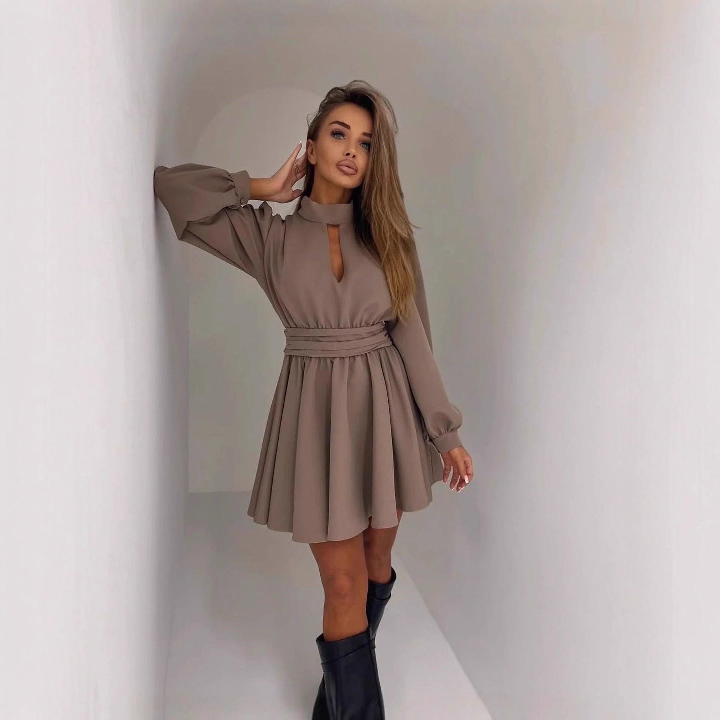 Damen Elegantes Kurzkleid mit Stehkragen, Cut-Out, weitem Glockenrock und Taillenschärpe Chichicherry