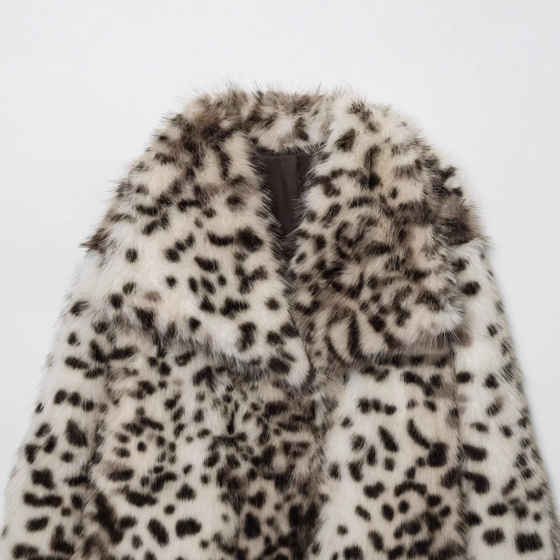 Ladies short jacket made of faux fur with leopard print and voluminous shawl collar Chichicherry