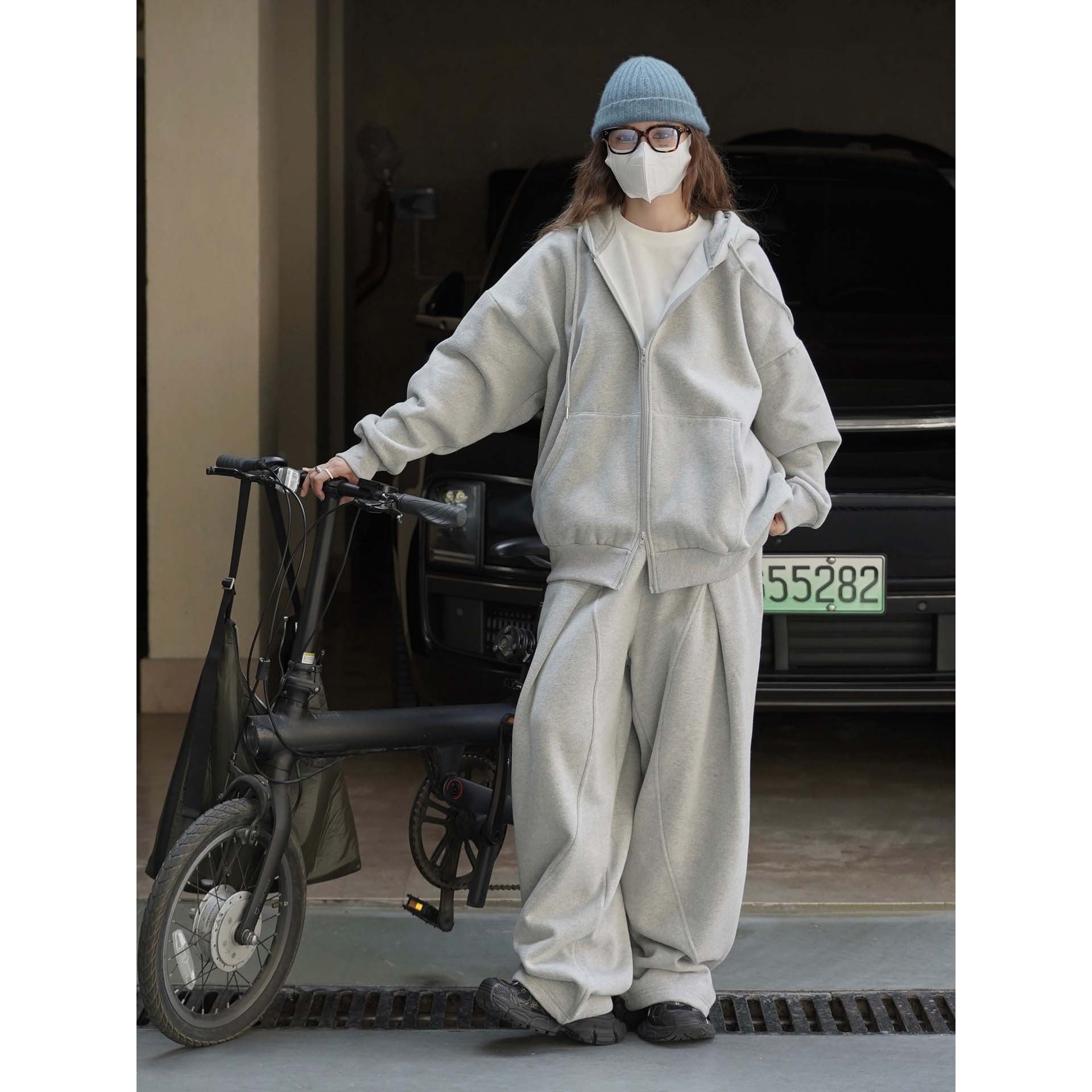 Women Wide Baggy Sweatpants with Elastic Waistband, Drawstring and Decorative Seams Chichicherry