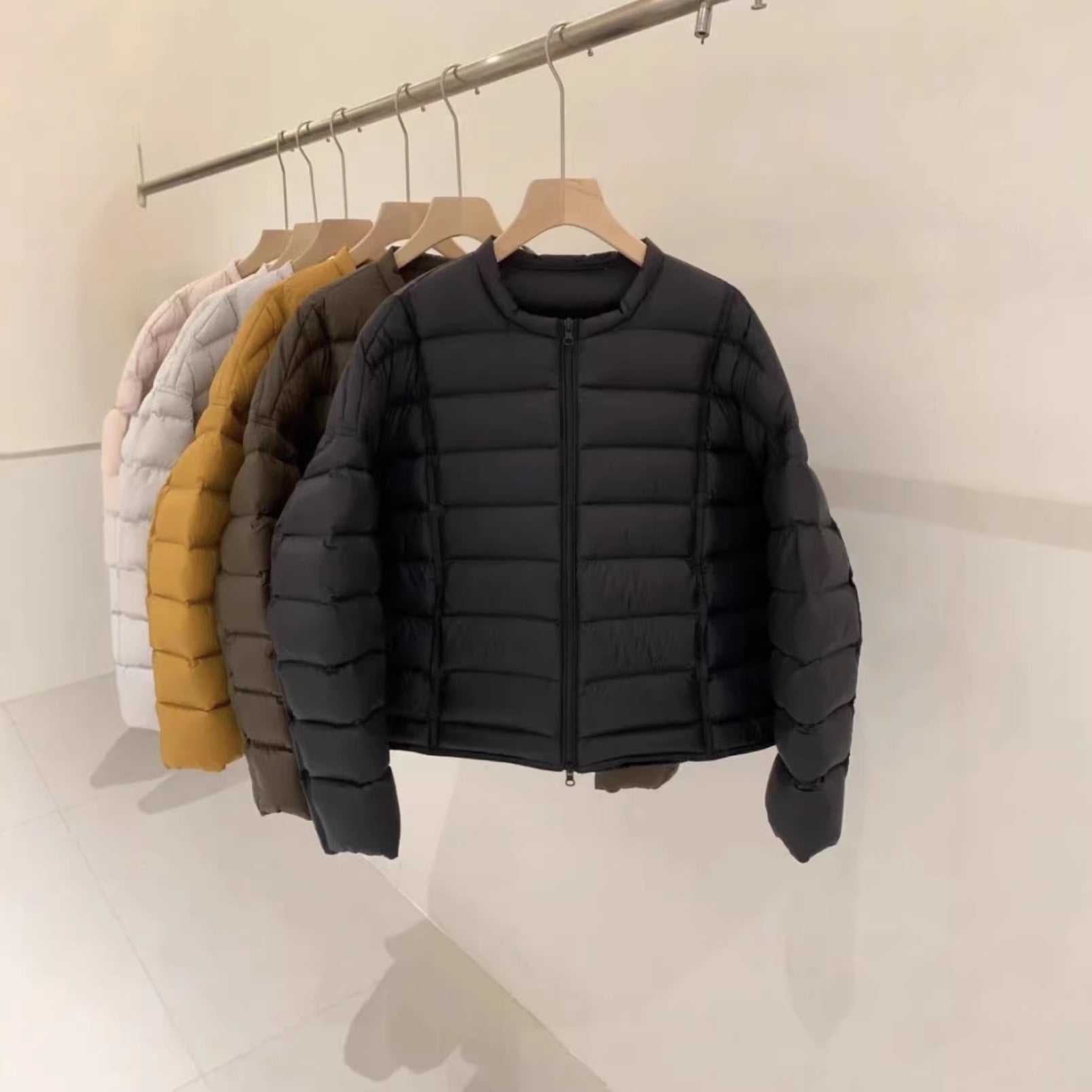 Ladies short cut ultra-light quilted jacket with round neck and two-way zipper Chichicherry