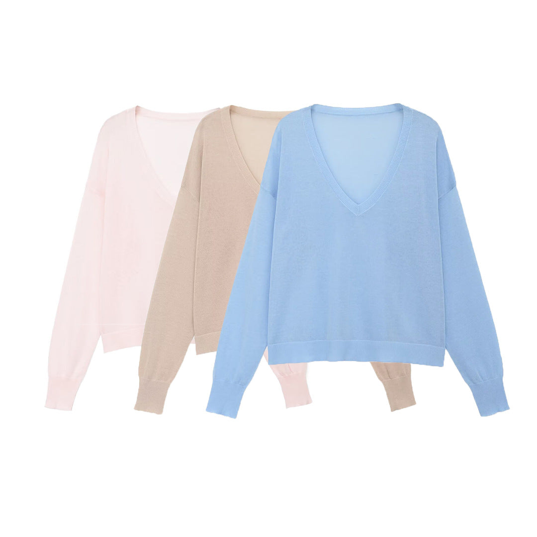 Women's oversized fine knit pullover with deep V-neckline and ribbed cuffs Chichicherry